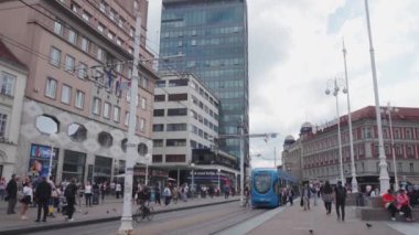 Zagreb, Hırvatistan - Zagreb şehir merkezinde 2 Mayıs 2024 mavi tramvay. Yüksek kalite 4k görüntü