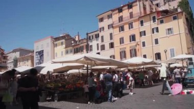 Roma İtalya, 7 Mart 2024 Campo de Fiori İtalya 'nın Piazza Navona şehrinin güneyinde bulunan bir dikdörtgen kare. Yüksek kalite 4k görüntü