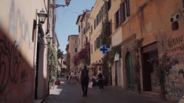 Roma 'da turistlerin olduğu İtalyan caddesi, İtalya - 2 Mayıs 2024. Yüksek kalite 4k görüntü