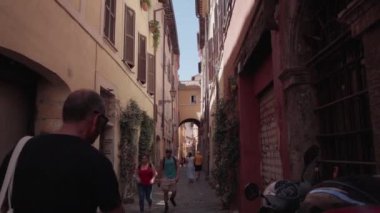 Roma 'da turistlerin olduğu İtalyan caddesi, İtalya - 2 Mayıs 2024. Yüksek kalite 4k görüntü