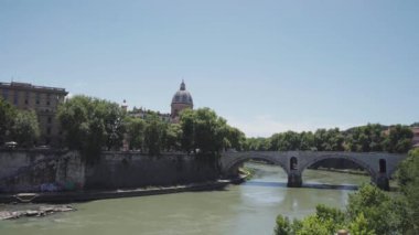 İtalya, Roma 'daki Tiber nehri - 2 Mayıs 2024. Yüksek kalite 4k görüntü