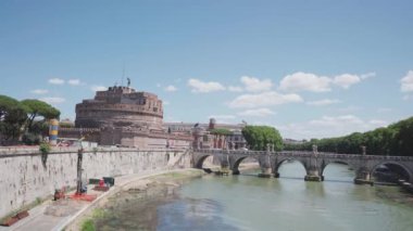 Kutsal Melek Kalesi ve İtalya 'daki Tiber Nehri üzerindeki St. Angel köprüsü. Yüksek kalite 4k görüntü