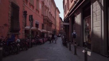 Bologna, İtalya - 2 Mayıs 2024 Bologna, Kuzey İtalya, şehir caddesi. Yüksek kalite 4k görüntü