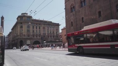 Bologna, İtalya - 2 Mayıs 2024 Bologna, Kuzey İtalya, şehir caddesi. Yüksek kalite 4k görüntü