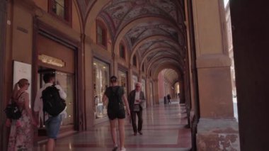 Bologna, İtalya - 2 Mayıs 2024 Bologna, Kuzey İtalya, şehir caddesi. Yüksek kalite 4k görüntü