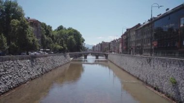 Saraybosna, Bosna-Hersek - 4 Temmuz 2024 Saraybosna 'nın güneşli günlerdeki güzelliği. Yüksek kalite 4k görüntü
