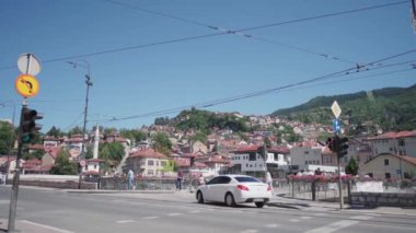 Saraybosna, Bosna-Hersek - 4 Temmuz 2024 Saraybosna 'nın güneşli günlerdeki güzelliği. Yüksek kalite 4k görüntü