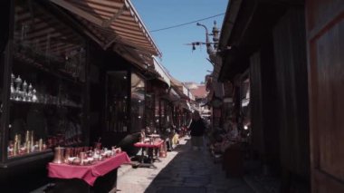 Saraybosna, Bosna-Hersek - 4 Temmuz 2024 Saraybosna 'nın güneşli günlerdeki güzelliği. Yüksek kalite 4k görüntü