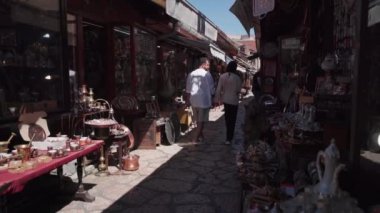 Saraybosna, Bosna-Hersek - 4 Temmuz 2024 Saraybosna 'nın güneşli günlerdeki güzelliği. Yüksek kalite 4k görüntü