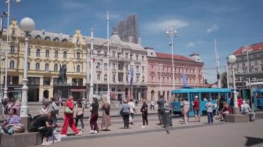 Zagreb, Hırvatistan, 10 Ağustos 2024: Zagreb sokaklarında çekilen video: Zagreb 'deki Ilica Caddesi üzerindeki tramvaylar. Yüksek kalite 4k görüntü