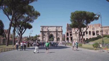 Kolezyum yakınlarındaki Konstantin Kemeri, İtalya 'nın ünlü antik Roma kemeri - 2 Mayıs 2024. Yüksek kalite 4k görüntü