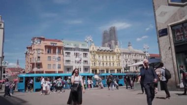 Zagreb, Hırvatistan, 10 Ağustos 2024: Zagreb sokaklarında çekilen video: Zagreb 'deki Ilica Caddesi üzerindeki tramvaylar. Yüksek kalite 4k görüntü