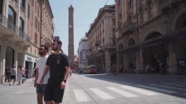 Bologna, İtalya - 2 Mayıs 2024 Bologna, Kuzey İtalya, şehir caddesi. Yüksek kalite 4k görüntü