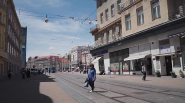 Zagreb, Hırvatistan, 10 Ağustos 2024: Zagreb sokaklarında çekilen video: Zagreb 'deki Ilica Caddesi üzerindeki tramvaylar. Yüksek kalite 4k görüntü