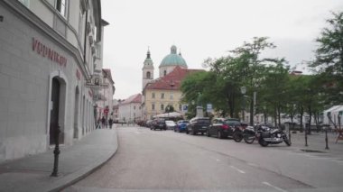 Ljubljanica nehir kanalı, Ljubljana, Slovenia - 2 Mayıs 2024. Yüksek kalite 4k görüntü
