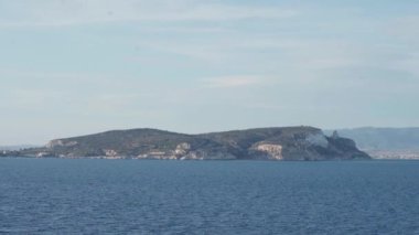 Sardegna adası feribottan görünüyor. Geminin uyanışıyla sakin deniz. Yüksek kalite 4k görüntü