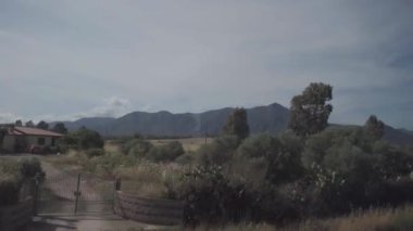 Trenden İtalya 'nın Sardunya adasının manzarasına kadar manzara. Yüksek kalite 4k görüntü