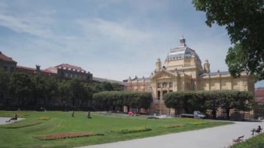 Zagreb 'deki Kral Tomislav Meydanı, güzel manolyanın önünde. Yüksek kalite 4k görüntü