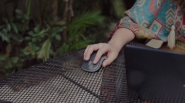 Kız tropikal iklimde internetten çalışıyor. Laptop yerine sinek kullanıyor. Yüksek kalite 4k görüntü