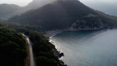 Dağlar hindi içinde, deniz kenarındaki Lycian yolunda. Yüksek kalite 4k görüntü