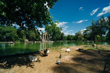 Aesculapius Tapınağı ile birlikte İtalya, Roma, Villa Borghese bahçelerinde 2 Mayıs 2024. Yüksek kalite fotoğraf