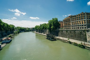 İtalya, Roma 'daki Tiber nehri - 2 Mayıs 2024. Yüksek kalite fotoğraf