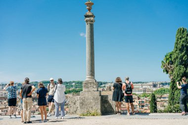 Roma 'nın güzel şehirlerini parktan izleyen insanlar. Roma, İtalya - 2 Mayıs 2024. Yüksek kalite fotoğraf
