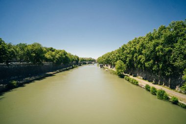 İtalya, Roma 'daki Tiber nehri - 2 Mayıs 2024. Yüksek kalite fotoğraf