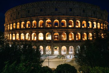 Kolezyum, Roma 'nın geceleri en çok seyahat eden yerlerinden biridir, İtalya. Antik Roma harabelerinin panoraması, İtalya - 2 Mayıs 2024. Yüksek kalite fotoğraf