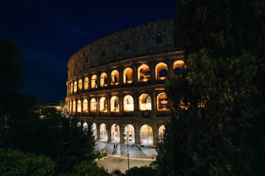 Kolezyum, Roma 'nın geceleri en çok seyahat eden yerlerinden biridir, İtalya. Antik Roma harabelerinin panoraması, İtalya - 2 Mayıs 2024. Yüksek kalite fotoğraf