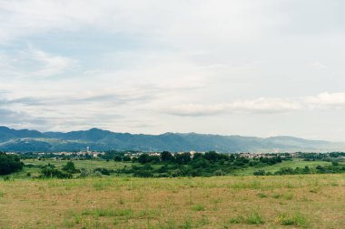 Sentiero degli Dei (Tanrıların Yolu). Tanrılar 'ın Yolu boyunca köy ve rüzgar türbini. San Benedetto val di Sambro, Bologna Eyaleti, Emilia Romagna, İtalya. Yüksek kalite fotoğraf