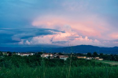 İtalya 'daki Apennines dağlarında Bologna ve Floransa arasındaki Via degli Dei veya The Gods yolunda yön işareti. Yüksek kalite fotoğraf