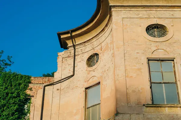 Sentiero degli Dei (Tanrıların Yolu). Tanrılar 'ın Yolu boyunca köy ve rüzgar türbini. San Benedetto val di Sambro, Bologna Eyaleti, Emilia Romagna, İtalya. Yüksek kalite fotoğraf