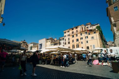 Roma İtalya, 7 Mart 2024 Campo de Fiori İtalya 'nın Piazza Navona şehrinin güneyinde bulunan bir dikdörtgen kare. Yüksek kalite fotoğraf