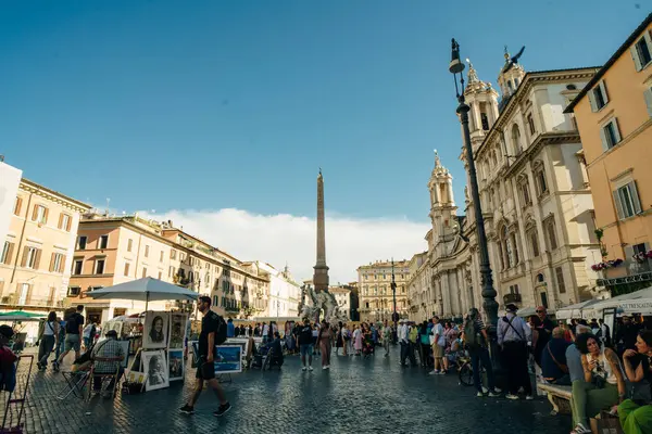 İtalya, Roma 'daki Navona Meydanı - 2 Mayıs 2024. Yüksek kalite fotoğraf