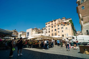 Roma İtalya, 7 Mart 2024 Campo de Fiori İtalya 'nın Piazza Navona şehrinin güneyinde bulunan bir dikdörtgen kare. Yüksek kalite fotoğraf