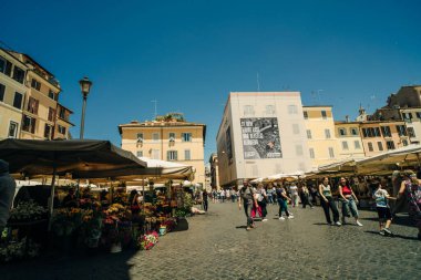 Roma İtalya, 7 Mart 2024 Campo de Fiori İtalya 'nın Piazza Navona şehrinin güneyinde bulunan bir dikdörtgen kare. Yüksek kalite fotoğraf