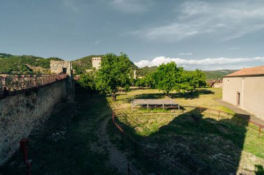 Malaspina Kalesi, Bosa, Oristano ili, antik kökenli güzel bir köy, Sardinya, İtalya. Yüksek kalite fotoğraf