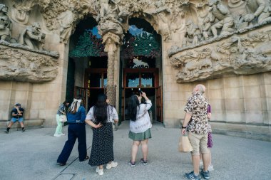 2 Mayıs 2024 'te İspanya' da turistlere örnek sagrada de familia. Yüksek kalite fotoğraf