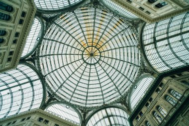 Napoli - İtalya - 2 Mayıs 2024 - Napoli, İtalya 'daki Umberto I galerisinin demir cam tavanı. Yüksek kalite fotoğraf