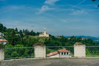 Sentiero degli Dei (Tanrıların Yolu). Tanrılar 'ın Yolu boyunca köy ve rüzgar türbini. San Benedetto val di Sambro, Bologna Eyaleti, Emilia Romagna, İtalya. Yüksek kalite fotoğraf