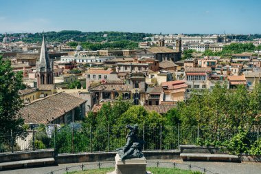 Roma, İtalya - 4 Kasım 2023: Terrazza Viale del Belvedere 'den Roma Şehri manzarası. Yüksek kalite fotoğraf