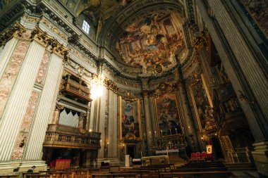 NAPLES, ITALY - 06 Ekim 2019: Chiesa del Gesu Nuovo İtalya 'nın en ünlü simgesidir. Yüksek kalite fotoğraf
