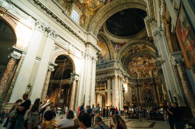 NAPLES, ITALY - 06 Ekim 2019: Chiesa del Gesu Nuovo İtalya 'nın en ünlü simgesidir. Yüksek kalite fotoğraf