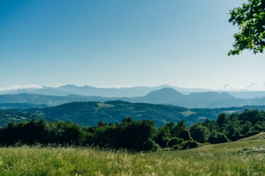 İtalya 'daki Apennines dağlarında Bologna ve Floransa arasındaki Via degli Dei veya The Gods yolunda yön işareti. Yüksek kalite fotoğraf