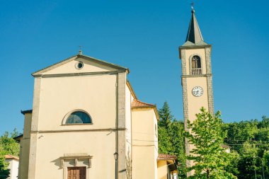 Sentiero degli Dei (Tanrıların Yolu). Tanrılar 'ın Yolu boyunca köy ve rüzgar türbini. San Benedetto val di Sambro, Bologna Eyaleti, Emilia Romagna, İtalya. Yüksek kalite fotoğraf