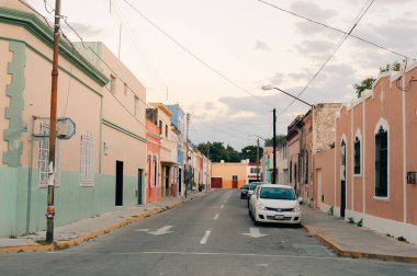 Merida, Yucatan, Meksika - 4 Nisan 2024 Merida eski caddesi, gün batımında sömürge tarzı bina. Yüksek kalite fotoğraf