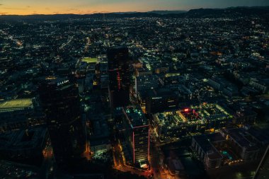 Los Angeles 'ın gece manzarası şehir merkezindeki bir gökdelenden. Yüksek kalite fotoğraf