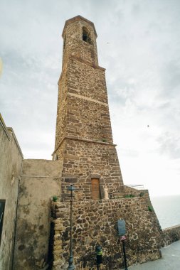 Sardunya 'daki mavi Akdeniz' e karşı tarihi Castelsardo Katedrali - 3 mai 2024. Yüksek kalite fotoğraf