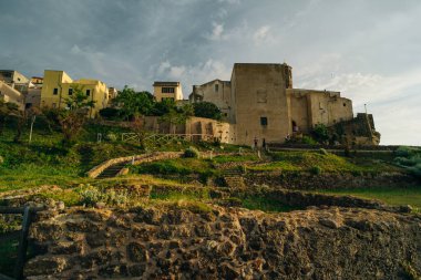 Sardunya 'daki mavi Akdeniz' e karşı tarihi Castelsardo Katedrali - 3 mai 2024. Yüksek kalite fotoğraf